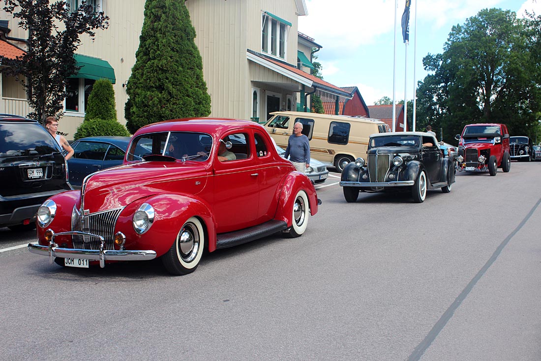 Caltex_98's tweet photo. Lördagens höjdpunkt på #SummerMeet2022 är #CustomsOfSweden #Leadparkeing i #Skultuna. Alla russin i kakan på samma ställe! / The cream of the crop at Västerås Summer Meet 2022 gather at Customs of Sweden's #carshow. #customcars #40ford #bilträff #59buick #56Ford #StreetRod https://t.co/MDFVBFhYQ0