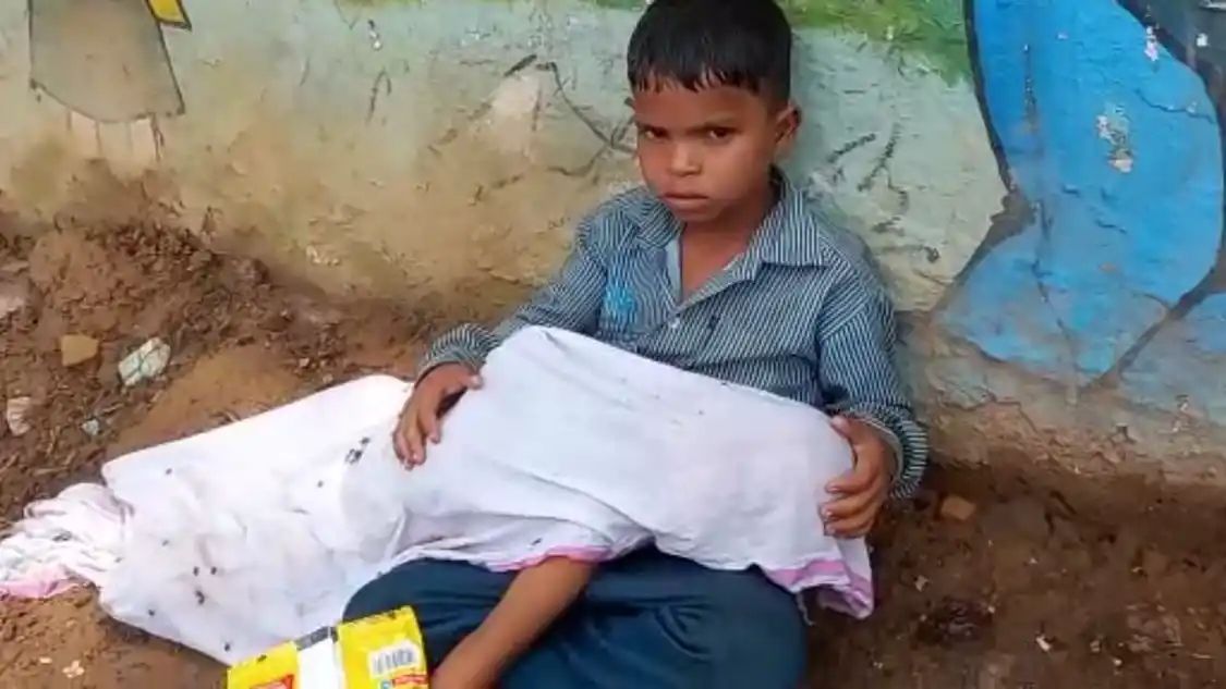 bhnu62791935's tweet photo. Are we really changing life's ??
💔💔
The 8 year old boy in morena district carrying the dead body of his 2 year old brother 
Beacause the hospital administration did not provide ambulance to the poor family 💔
This is not humanity 💔💔
@collectormorena @OfficeofSSC https://t.co/3frGHXCWJE