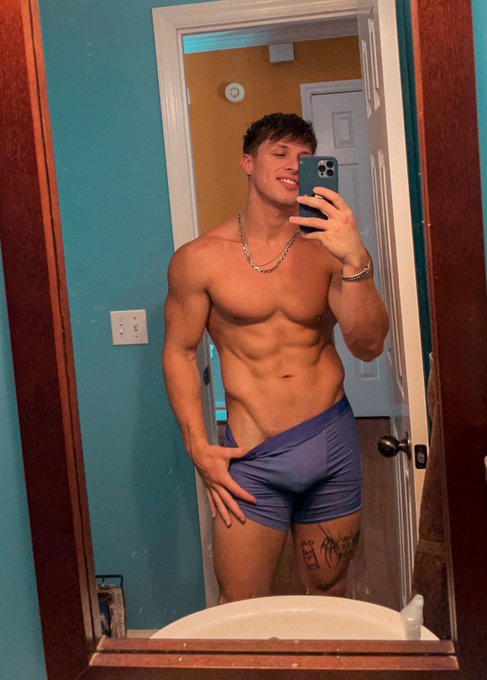 purple today 💜👾  https://t.co/bUfSZpxQjL https://t.co/pHrU3M8YO8