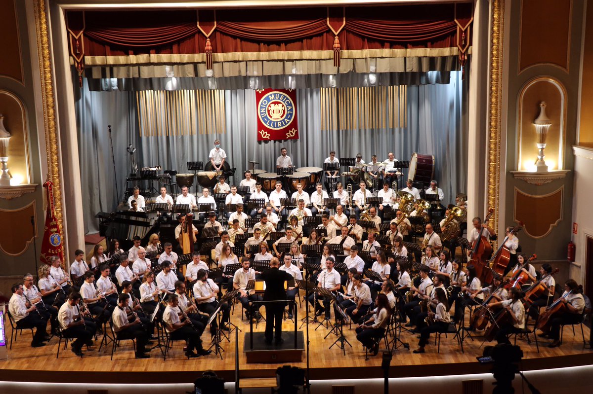 aytolliria's tweet photo. 🎼 @LliriaCityMusic va recordar la figura del mestre Joan Garcés Queralt amb un gran homenatge musical que van  protagonitzar  dos de les agrupacions que va dirigir, la Banda Municipal de Castelló i la Banda Simfònica @U_M_Lliria. 
#LlíriaCityOfMusic https://t.co/iD0EIXuM8M
