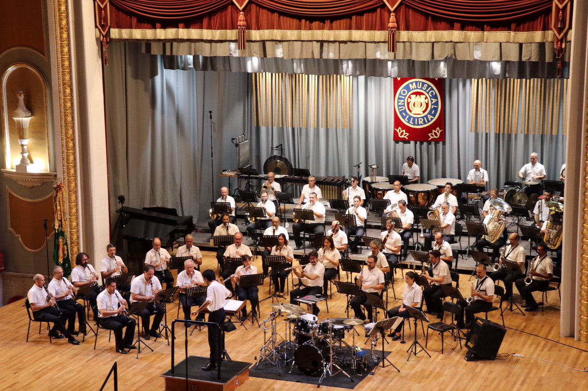 aytolliria's tweet photo. 🎼 @LliriaCityMusic va recordar la figura del mestre Joan Garcés Queralt amb un gran homenatge musical que van  protagonitzar  dos de les agrupacions que va dirigir, la Banda Municipal de Castelló i la Banda Simfònica @U_M_Lliria. 
#LlíriaCityOfMusic https://t.co/iD0EIXuM8M