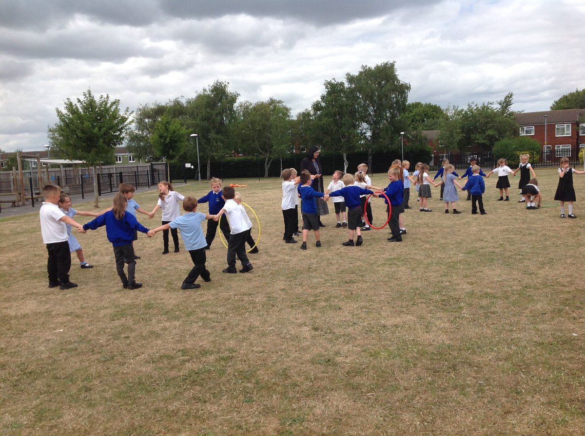 wla_y1's tweet photo. Team work makes the dream work💪🏻 #transitionteamwork #newclass #hoopchallenge https://t.co/j0MRxcetEF