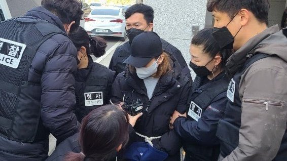 เรื่องนี้เป็นคดีของเกาหลีที่ดราม่าสะเทือนใจและแปลกซับซ้อนชวนงงสุด เมื่อมีคนเข้าไปพบศพของเด็กผู้หญิงคนนึงในบ้านที่ว่างเปล่า กลายเป็นว่าเด็กคนนี้ถูกแม่ขังไว้มาหกเดือน! แต่พอเจ้าหน้าที่ตรวจดีเอ็นเอก็พบว่าแม่เด็กไม่ใช่แม่ตัวจริง! ทั้งที่แม่มีหลักฐานทุกอย่างว่าคลอดออกมาเอง (มีต่อ)