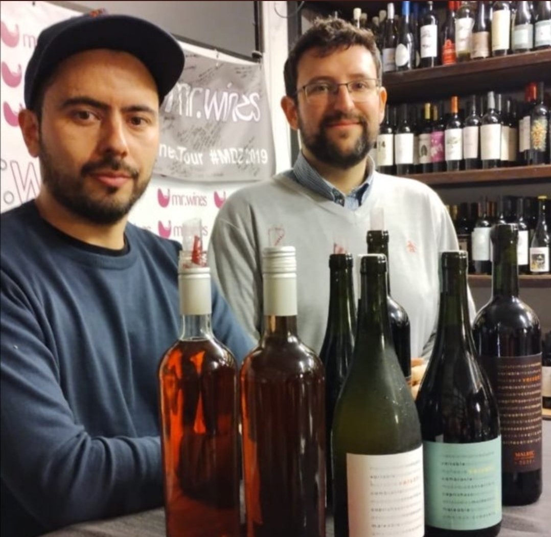 VinotecaMRWines's tweet photo. Volvió la misa cuevera!
Feli Azcona de @elefantewines y Maxi Navas de Versátil!
Había un 3er productor, y antes de arrancar se marchó! Era de Catamarca. Dijo ahora vuelvo y desapareció. Jeje https://t.co/HGNyUpfNDt