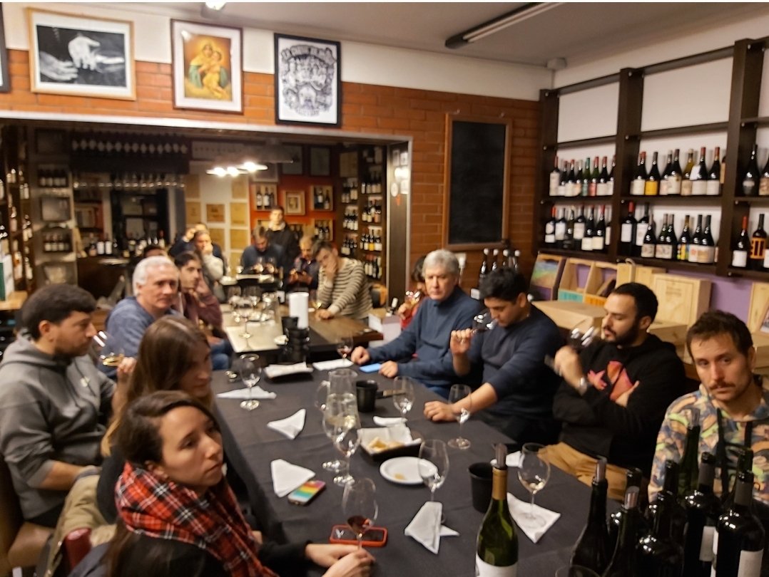 VinotecaMRWines's tweet photo. Volvió la misa cuevera!
Feli Azcona de @elefantewines y Maxi Navas de Versátil!
Había un 3er productor, y antes de arrancar se marchó! Era de Catamarca. Dijo ahora vuelvo y desapareció. Jeje https://t.co/HGNyUpfNDt