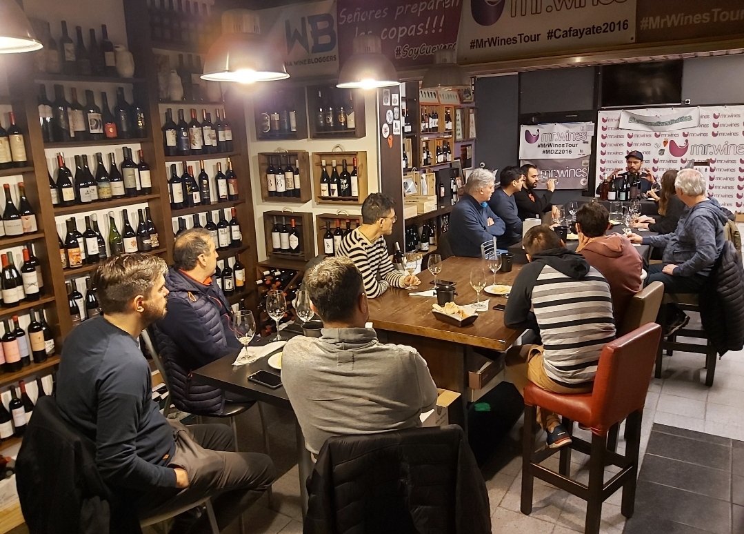 VinotecaMRWines's tweet photo. Volvió la misa cuevera!
Feli Azcona de @elefantewines y Maxi Navas de Versátil!
Había un 3er productor, y antes de arrancar se marchó! Era de Catamarca. Dijo ahora vuelvo y desapareció. Jeje https://t.co/HGNyUpfNDt
