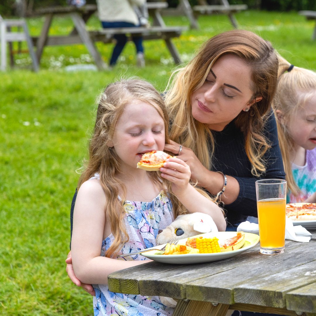 Keep the parents and kids happy this summer holiday with our one-of-five-a-day cheese and tomato deep dish pizzas with a healthy side. Learn more: oetker-professional.co.uk/products/pizza… #familymenu #summerholidaymenu