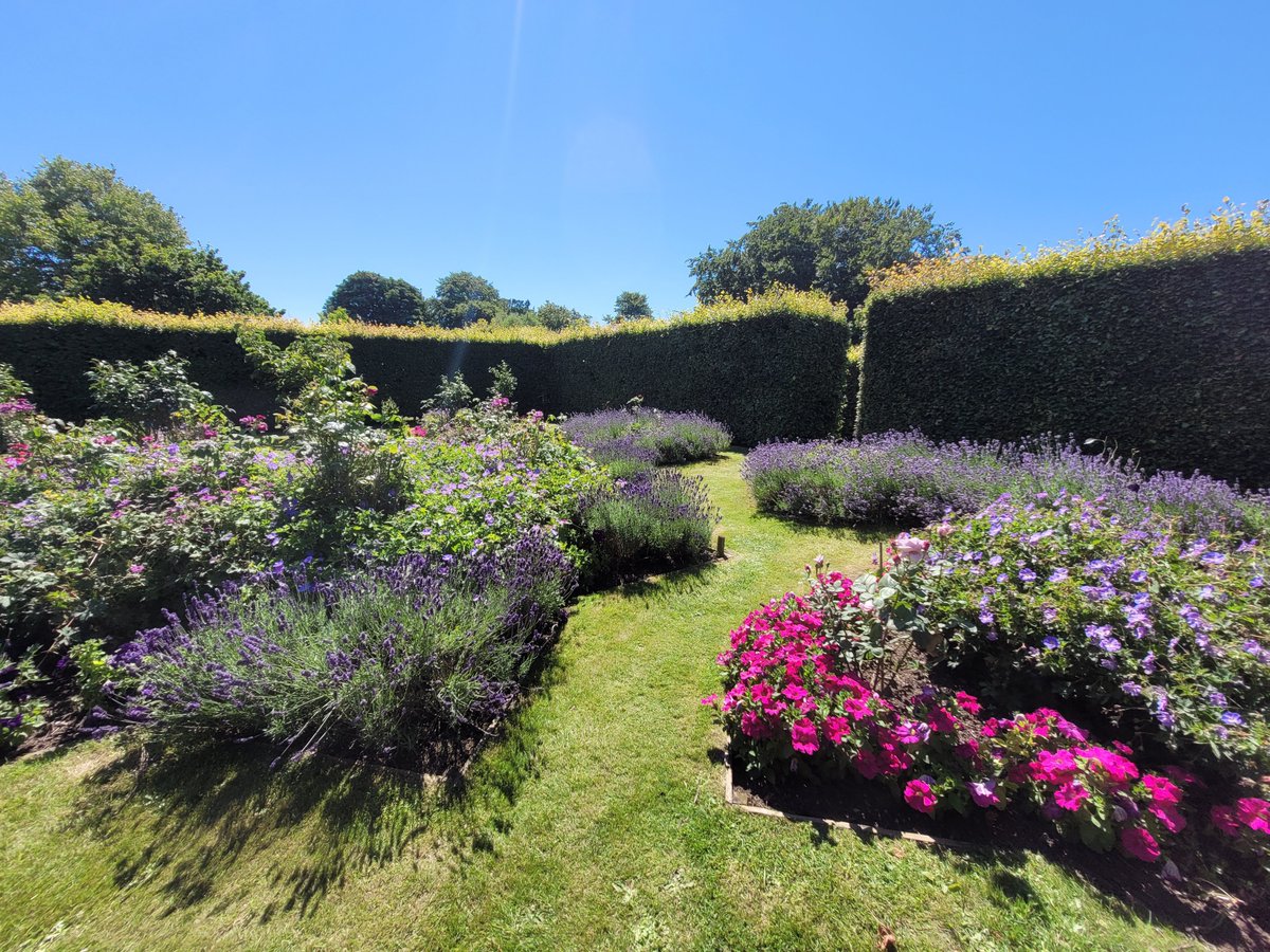 LucieMR's tweet photo. Visited the beautiful #SwafieldHall gardens with my parents this afternoon @NGSOpenGardens @ngsnorfolk https://t.co/FeYa5kobL7