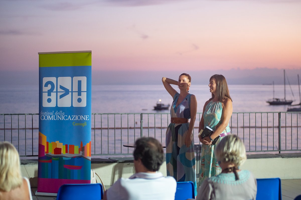 LifeInFestival's tweet photo. Presentazione del libro di @andreadelogu  #Contrappasso – @harpercollinsIT, 2022, insieme alla direttrice del @FestivalCom @rosbonsignorio #camogli #romanzo https://t.co/LpYoai9bJK