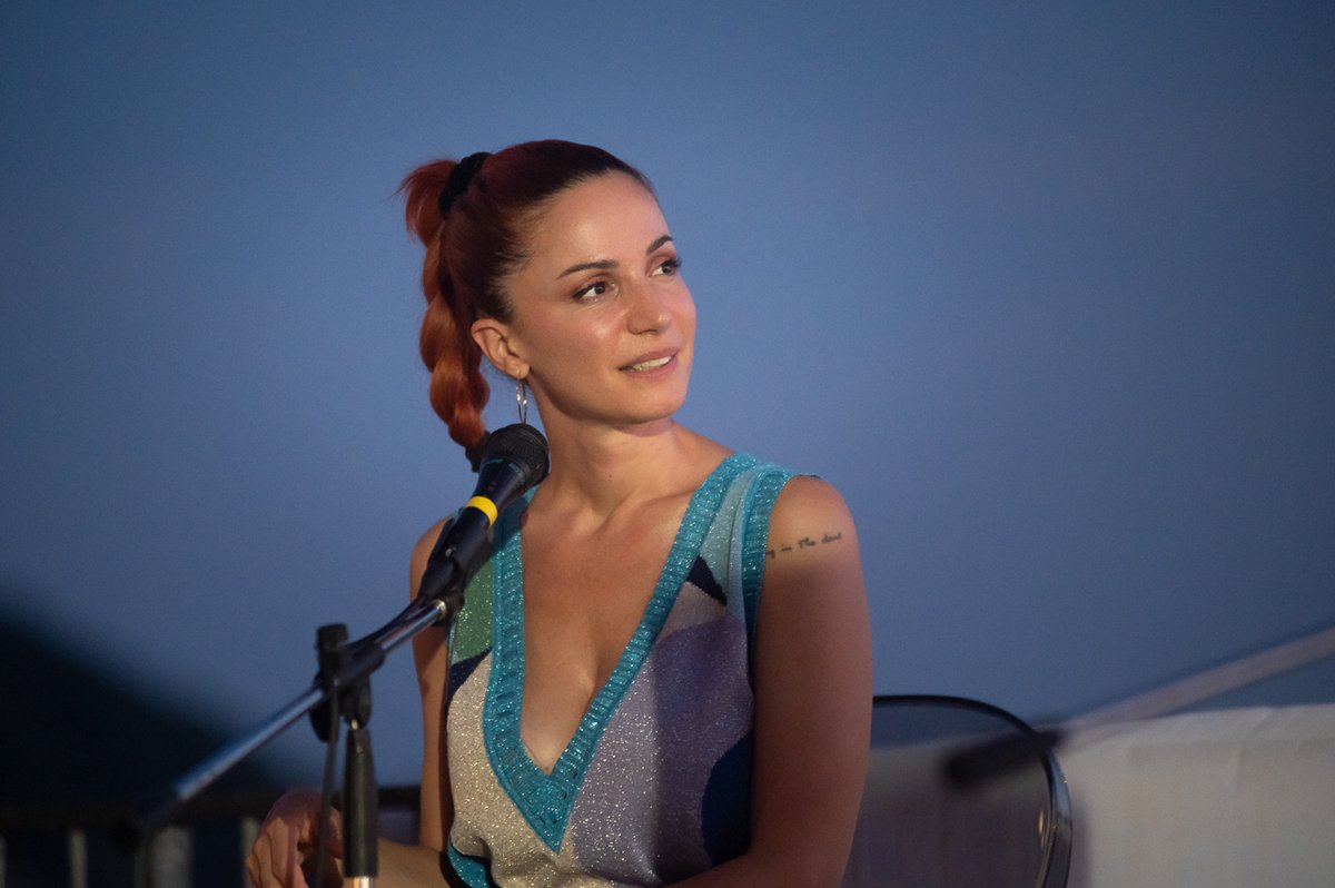 LifeInFestival's tweet photo. Presentazione del libro di @andreadelogu  #Contrappasso – @harpercollinsIT, 2022, insieme alla direttrice del @FestivalCom @rosbonsignorio #camogli #romanzo https://t.co/LpYoai9bJK