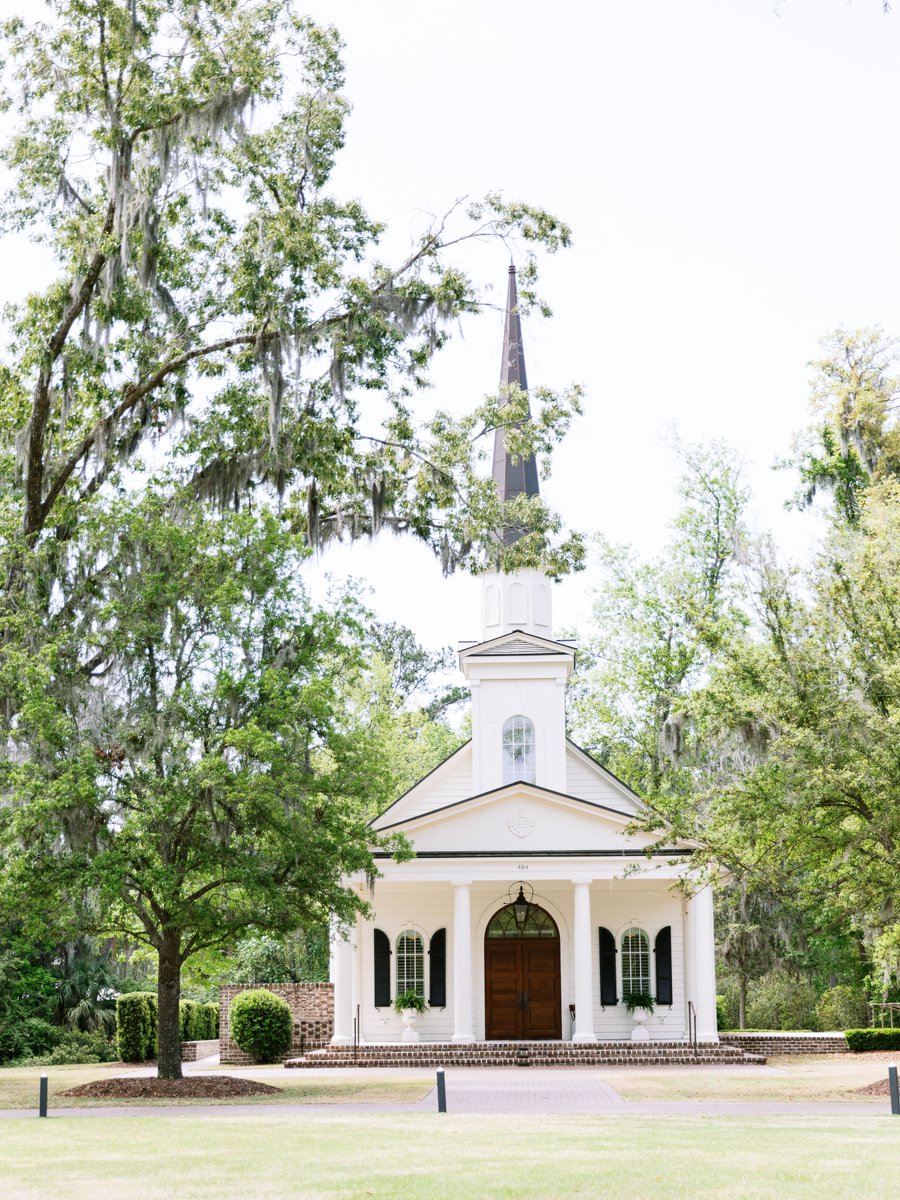 One of two chapels on property at Palmetto Bluff, the Somerset Chapel’s classic Old World charm makes for a magical summer wedding. ✨