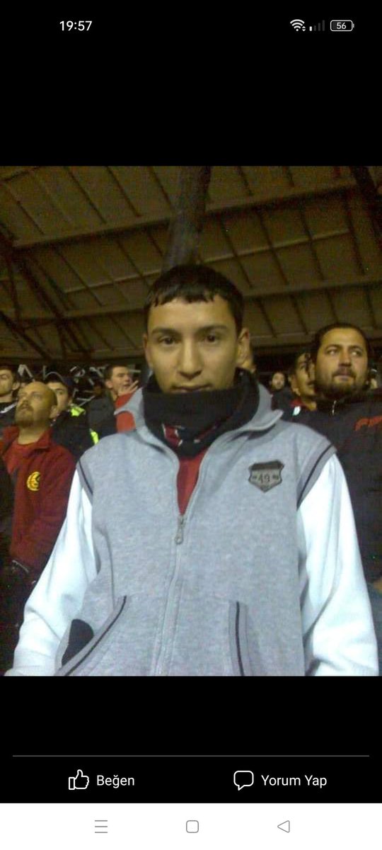 Masmavi gozlerinle, boynunda Nefer atkinla yine aramizda olabilseydin keske. Seni unutmadik unutmayacagiz abi.
Mekanın cennet olsun son holigan Tolga Vural..