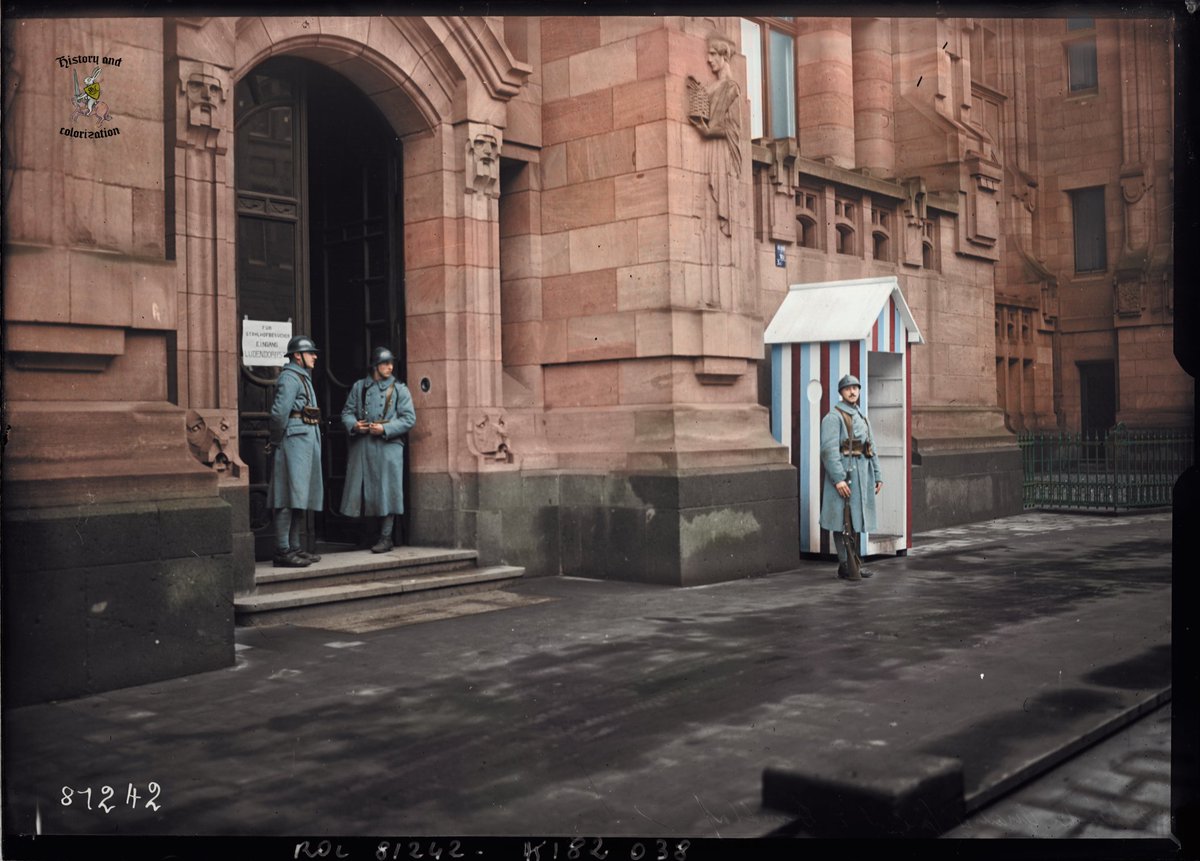 colorizationFR's tweet photo. Nouvelle colorisation :
Soldats français en poste devant le Stalhof (le siège du tribunal administratif de Düsseldorf) alors occupé par l’armée francaise. Il servait de poste de commandement pour les opérations d’occupation du Ruhr (1923-1925).
Photo prise en février 1923. https://t.co/B7Cq4sGckE