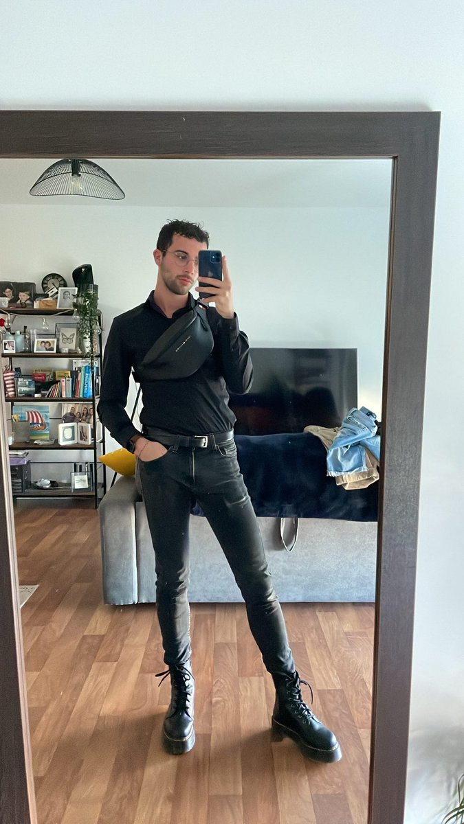 Noctoto's tweet photo. Dans mon grand miroir dans mon nouvel appart  #honeylgbtqia https://t.co/jlHQxjD4ni