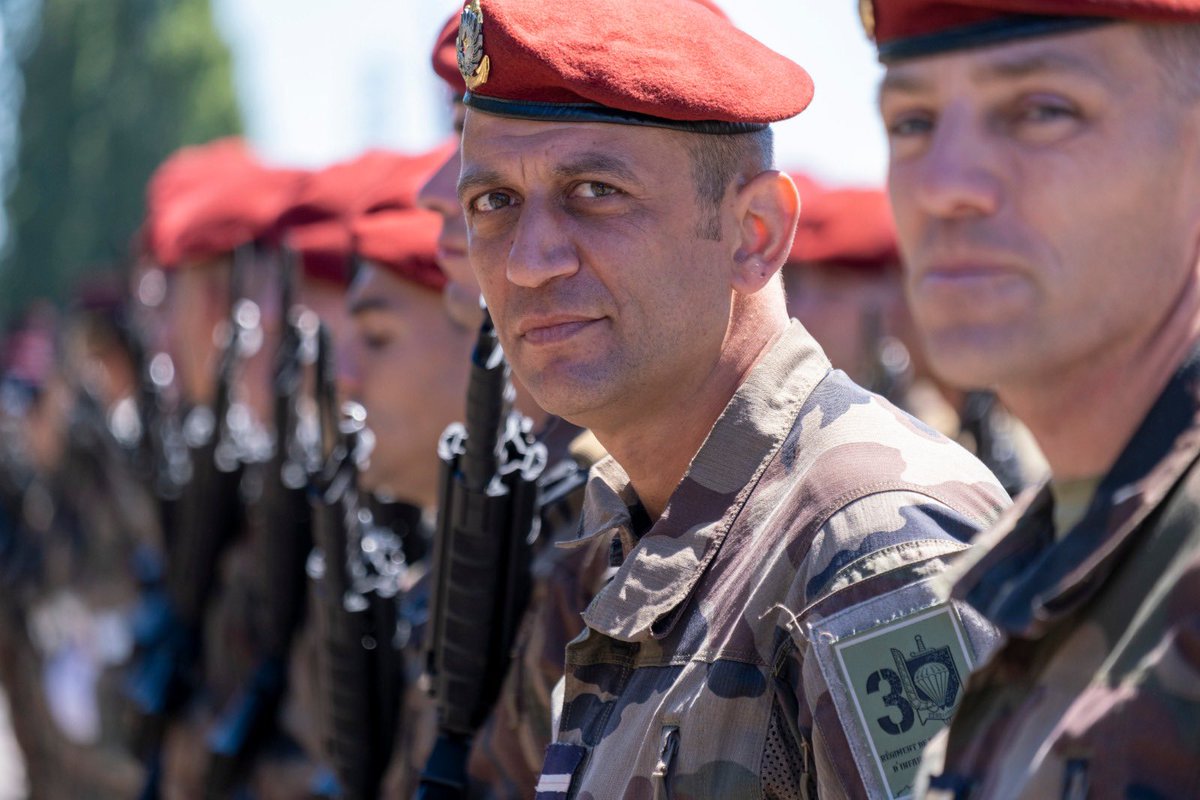 #14juillet | Les répétitions rythment les journées de nos marsouins et bigors.
Alignement des bras, menton relevé, lacets… aucun détail n’est laissé de côté pour nos TDM ☝🏻 (y compris la sieste salvatrice ! 😴)
#400ansTDM #soldatsdelanation