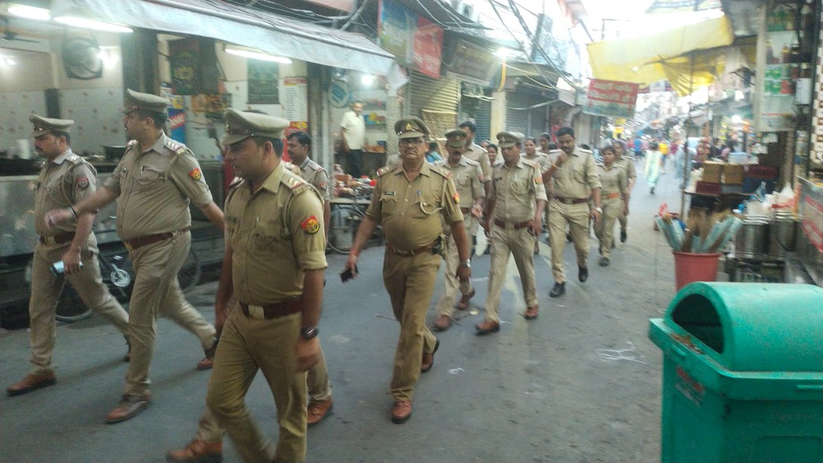 dcpcentrallko's tweet photo. @dcpcentrallko @aparnarkaushik के निर्देशन में मध्य जोन के सभी थाना/चौकी प्रभारियो द्वारा पुलिस बल के साथ अपराध नियंत्रण, कानून, शांति एवं सुरक्षा व्यवस्था के दृष्टिगत महत्वपूर्ण स्थान��ं/मार्गो/ चौराहो पर पैदल गस्त की गई।
@Uppolice @lkopolice  @112UttarPradesh https://t.co/7q07P5oRLf