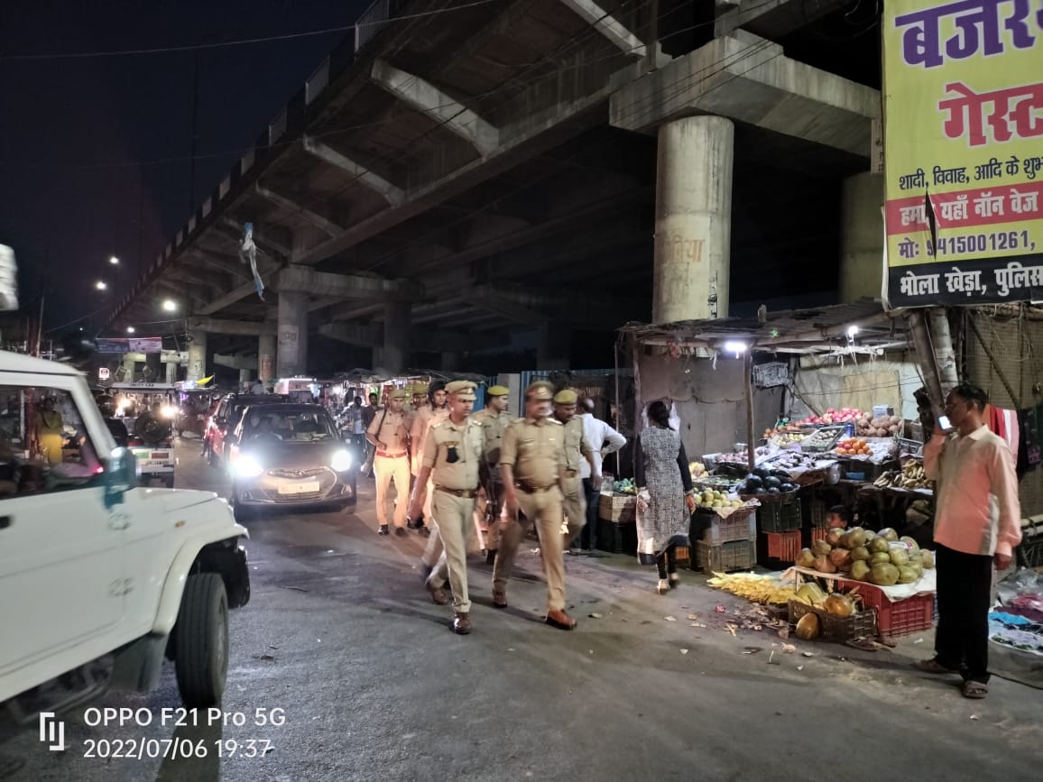 dcpcentrallko's tweet photo. @dcpcentrallko @aparnarkaushik के निर्देशन में मध्य जोन के सभी थाना/चौकी प्रभारियो द्वारा पुलिस बल के साथ अपराध नियंत्रण, कानून, शांति एवं सुरक्षा व्यवस्था के दृष्टिगत महत्वपूर्ण स्थान��ं/मार्गो/ चौराहो पर पैदल गस्त की गई।
@Uppolice @lkopolice  @112UttarPradesh https://t.co/7q07P5oRLf