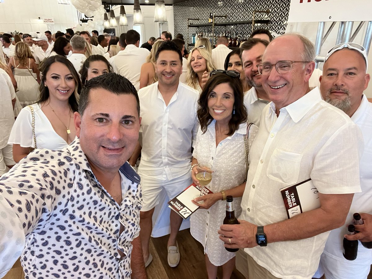 crimecatxmr's tweet photo. #WhiteHotEvent #EvanelleVineyards Always supporting the incredible work and research here in the Valley. @craig_castro #CommunityHealthSystems #DateNight @GriseldaPerez_G https://t.co/Vd0oAI8x6e