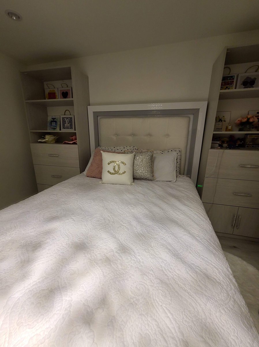 kallewickans's tweet photo. More pictures of my aunts house #chanel #verscace #fendi home ware. https://t.co/5VvXjEiDFd