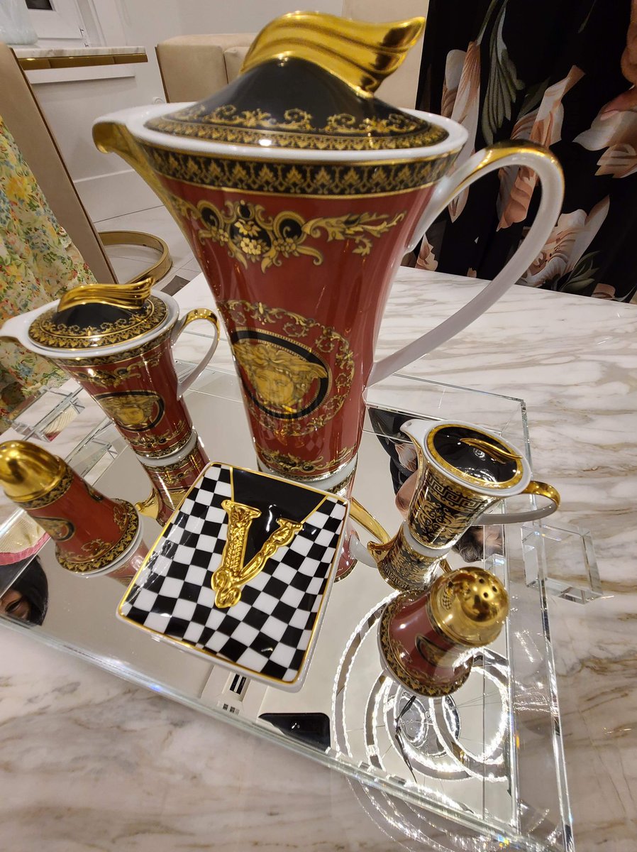 kallewickans's tweet photo. More pictures of my aunts house #chanel #verscace #fendi home ware. https://t.co/5VvXjEiDFd