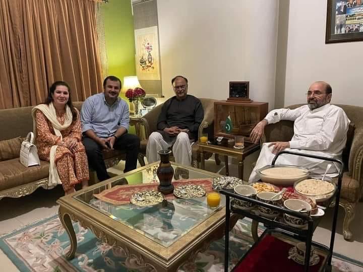 یوتھیئے جس خاندان کی بدتمیزی اور ہلڑبازی پر تعریفوں کے ڈونگرے برسا رہے تھے

اُن میں بہرحال شرم کی کوئی رمق باقی تھی۔ اس لیے اُنہوں نے اپنی غلطی تسلیم کرتے ہوئے احسن اقبال کے گھر جاکر معافی مانگ لی ہے

یوتھیئے اب اس خاندان کو مغلظات اور دشنام کا نشانہ بنائیں گے، کہ بک گئے ہیں۔