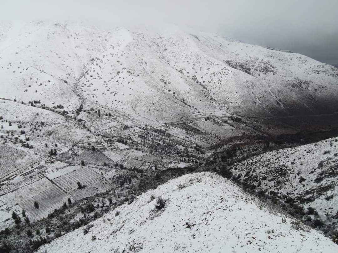 guayacancl's tweet photo. 🔴#AhoraGuayacanFM | Más de 90 cm de nieve se han acomulado en la zona cordillerana de #Illapel gracias a las  intensas nevadas que afecta a la región producto del #sistemafrontal que afecta a la zona. https://t.co/EdXvIs8nLz
