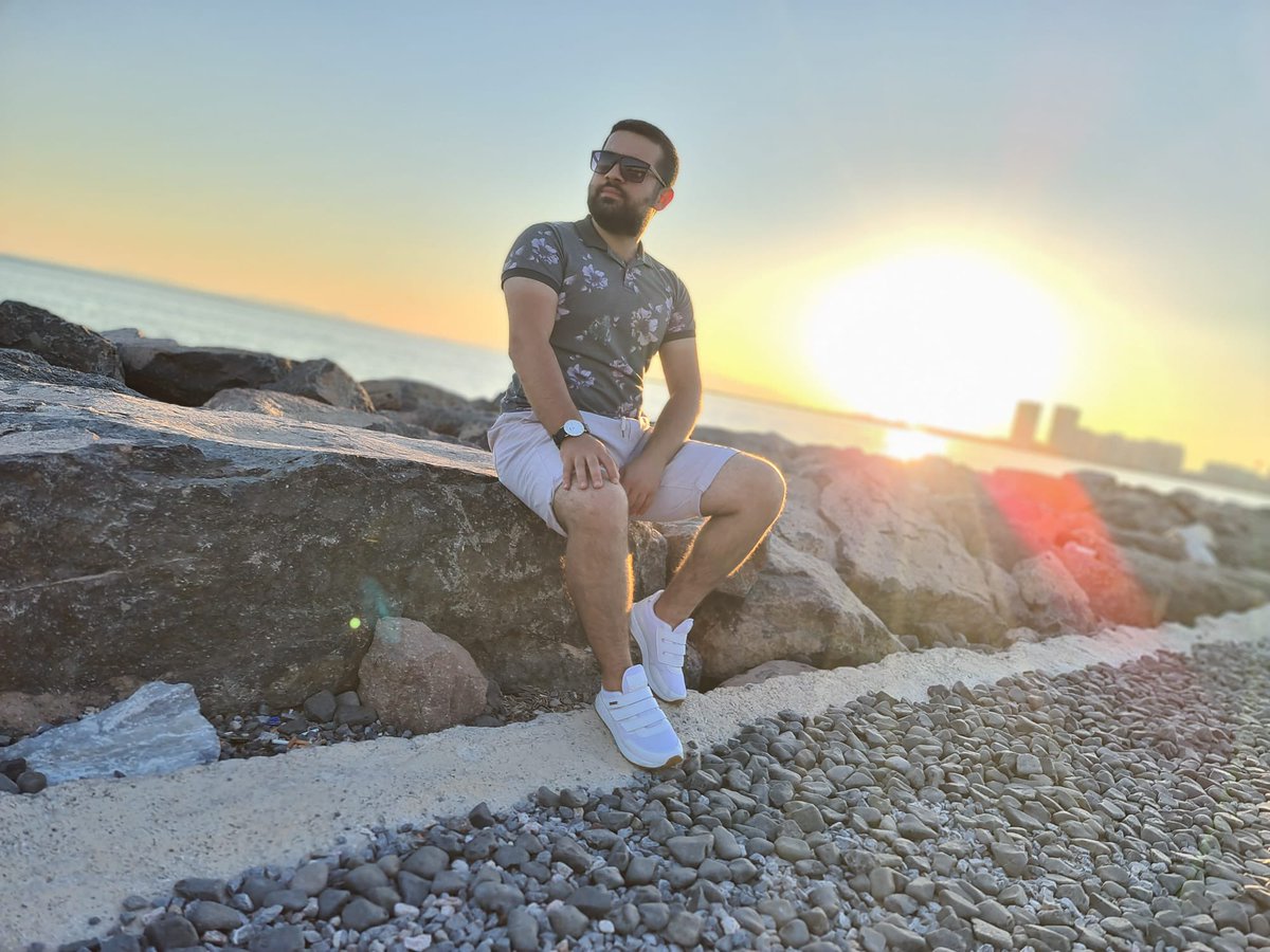 Biraz başımı eğsem nice kapılardan geçerdim aslında, ama fıtratımda dik durmak var, nasip edene hamdolsun.☀️