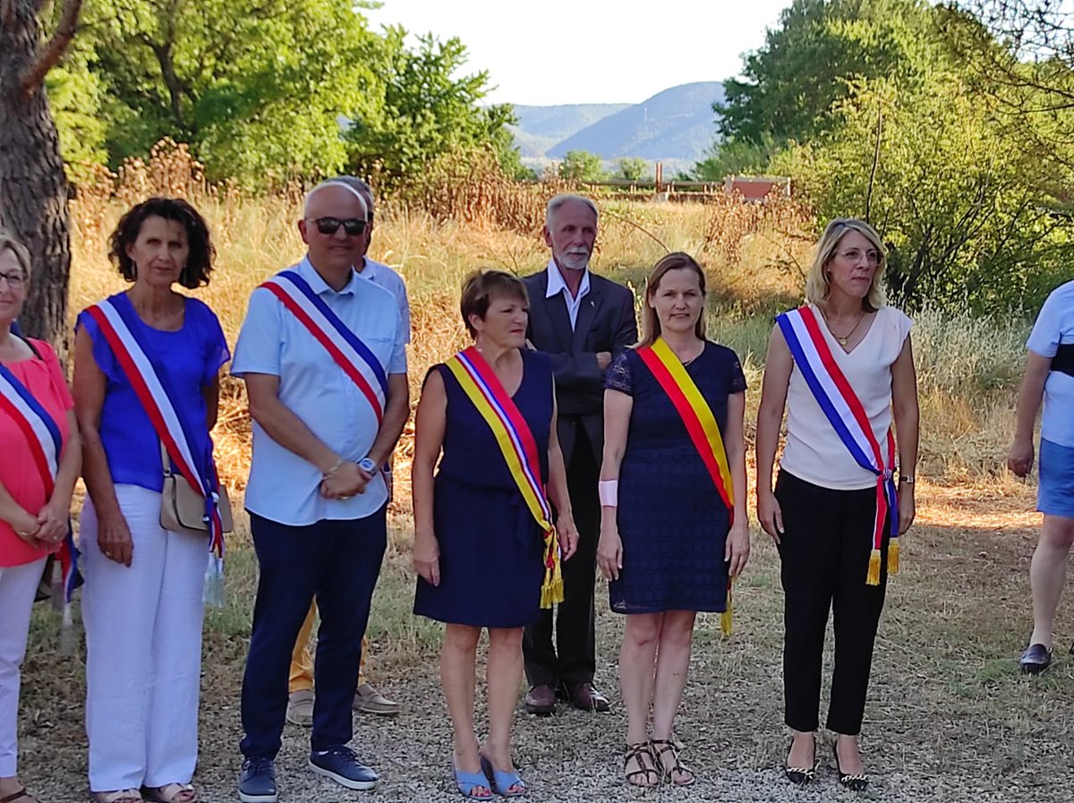 CathRimbert84's tweet photo. 🇲🇫 Au côté de @BeneAuzanot pour la commémoration du Mardéric, à l’entrée du village de #Villelaure, sur le lieu même où furent fusillés 6 résistants du Luberon le 9 juillet 1944. Nous ne les oublions pas. https://t.co/K3hSorIjS5