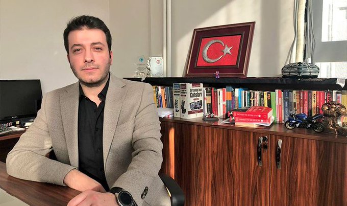 Mehmetcanbekli1's tweet photo. " العداله الالهيه في ابهى صورها "
.
" الصحفي المتطرف باتوهان تشولاق رئيس تحرير صحيفة " اي قري"
 المعروف بأراءه المتطرفه التي تتهم اللاجئين دوما بأنهم سبب التحرش الجنسي بتركيا
.
المحكمه التركيه تحكم عليه بالسجن لعام ونصف
بعد تحرشه الجنسي بمحاميه https://t.co/q9mnEzNa32