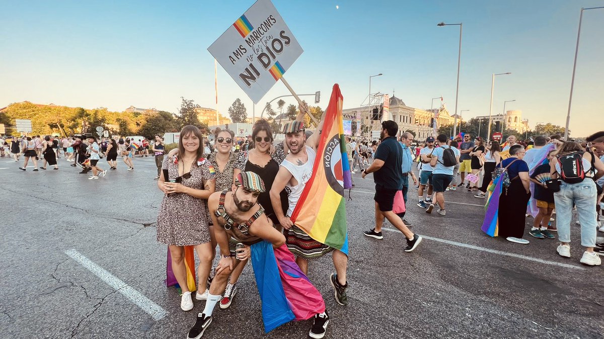 RocioBeck's tweet photo. A MIS MARICONES NO LES TOCA NI DIOS.
Pedazo de día joder! #MADO2022 #madridpride #Orgullo2022 #OrgulloMadrid2022 #OrgulloMadrid2022 #OrgulloLGTBI https://t.co/snGptXAfOl
