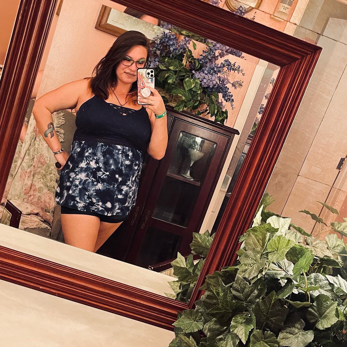 scarlettrayne9's tweet photo. Because I’m still hot AF dressed up or dressed down 💁🏻♀️💋 #wrestling #wrestlingnights #iwe #iweshow #merchgirl https://t.co/ZDGNdWwatt