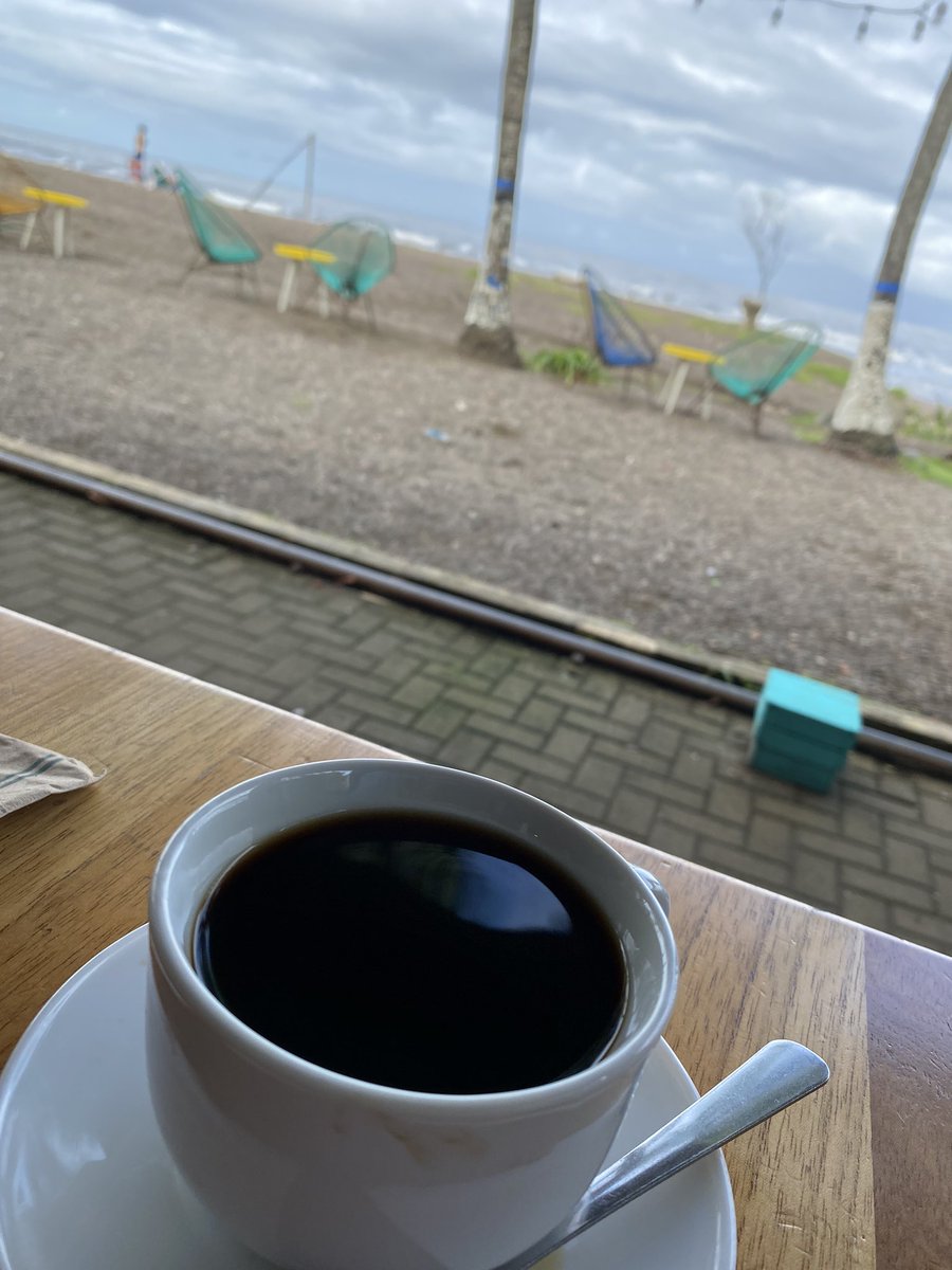 Esto de tener mas de 30 y disfrutar un café en la playa … me encanta !!!