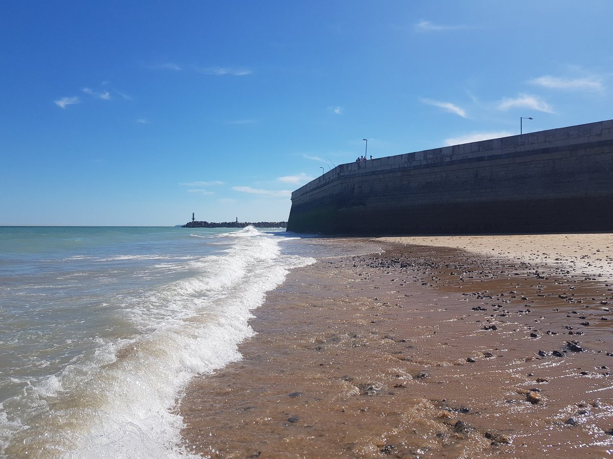 Beket_Aten's tweet photo. Love from the sunny British seaside βοΈ Can't beat it! #WeekendMotivation #HeatwaveUK #BritishSummer #KentHolidays https://t.co/zkSKIyPv86