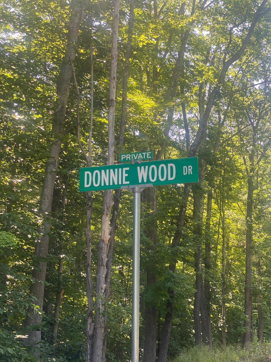 p_nicoleeee's tweet photo. found the perfect road on lake winnepesake for @DonnieWahlberg &amp; @dannywood to live on! @tstar01 approves https://t.co/icEmoP6Bmn
