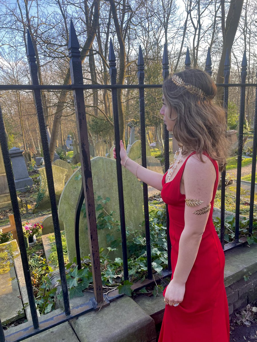homer_school's tweet photo. Helen of Troy remains one of the most captivating figures of Greek mythology. So much so that she is featured in Natalie Haynes’ ‘Pandora’s Jar’- find out more about this text in our new Novelisations and Homer course! https://t.co/7LEJ77GUpC