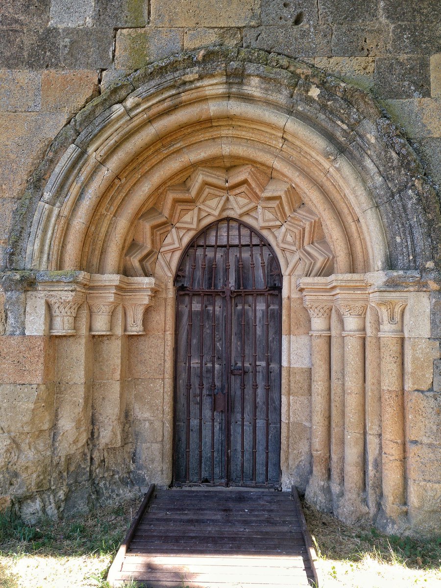 RomanicoEspana's tweet photo. Y para rematar tres días de ensueño por tierras leonesas y bercianas, visitamos el Monasterio cisterciense de Santa María de Sandoval (Mansilla Mayor), que poco a poco y tras décadas sumido en el olvido va recuperando la salud
 #FelizDomingo https://t.co/HbRebmqt7O