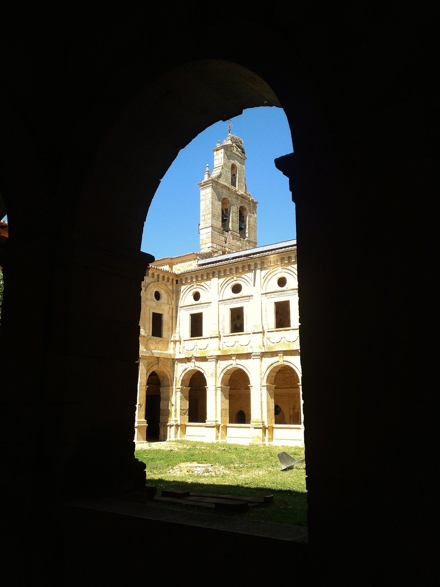 RomanicoEspana's tweet photo. Y para rematar tres días de ensueño por tierras leonesas y bercianas, visitamos el Monasterio cisterciense de Santa María de Sandoval (Mansilla Mayor), que poco a poco y tras décadas sumido en el olvido va recuperando la salud
 #FelizDomingo https://t.co/HbRebmqt7O