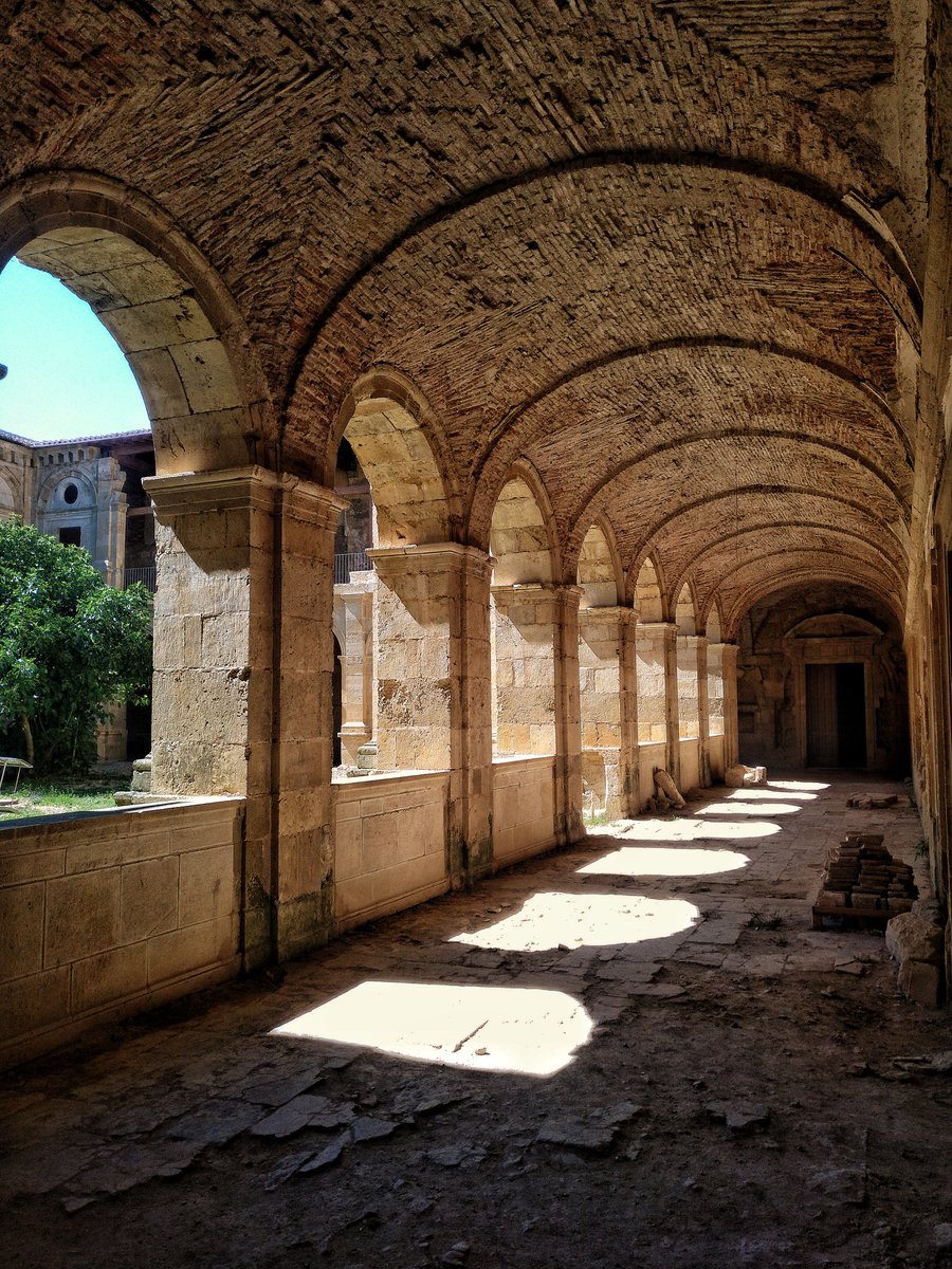 RomanicoEspana's tweet photo. Y para rematar tres días de ensueño por tierras leonesas y bercianas, visitamos el Monasterio cisterciense de Santa María de Sandoval (Mansilla Mayor), que poco a poco y tras décadas sumido en el olvido va recuperando la salud
 #FelizDomingo https://t.co/HbRebmqt7O