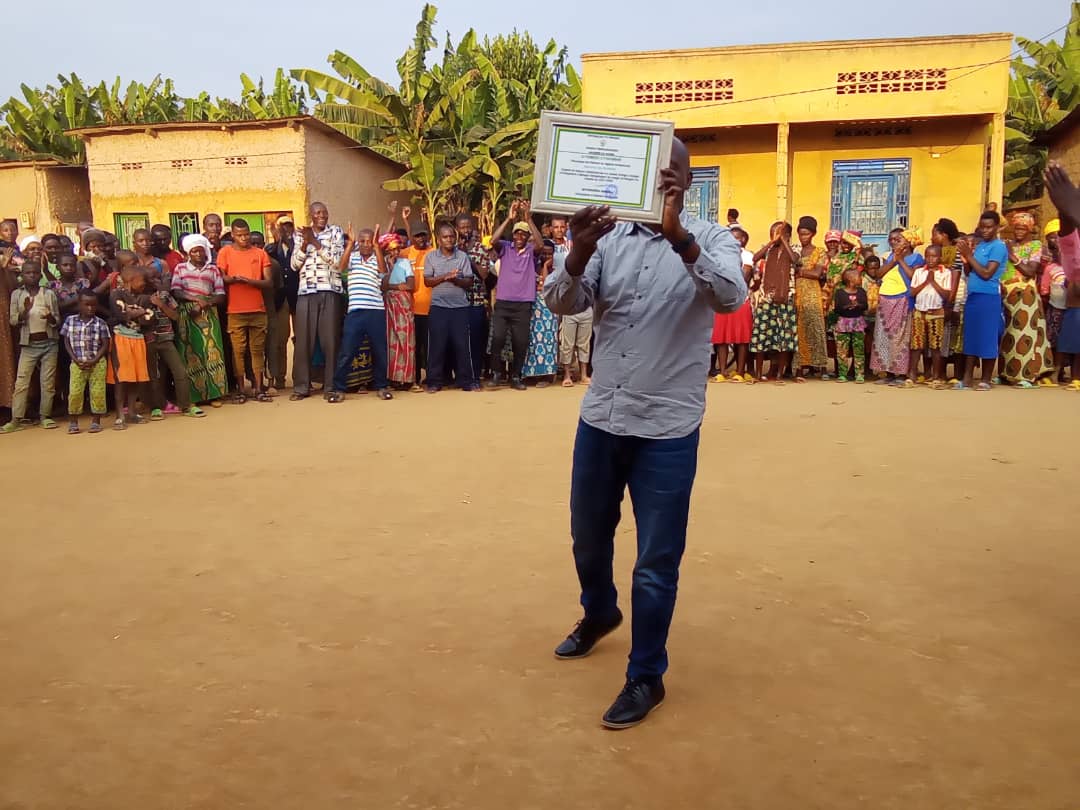 Rukumbelisector's tweet photo. None kuwa 10.07.2022 abaturage ba Akagali ka Rubona/ Rukumbeli, bashimiwe n'ubuyobozi bw'Akarere ka Ngoma kuba barabaye indashyikirwa mukwesa imihigo.
FED Mapambano niwe wari umushitsi mukuru.
@RwandaEast 
@NgomaDistrict https://t.co/HxoiwQR1tt