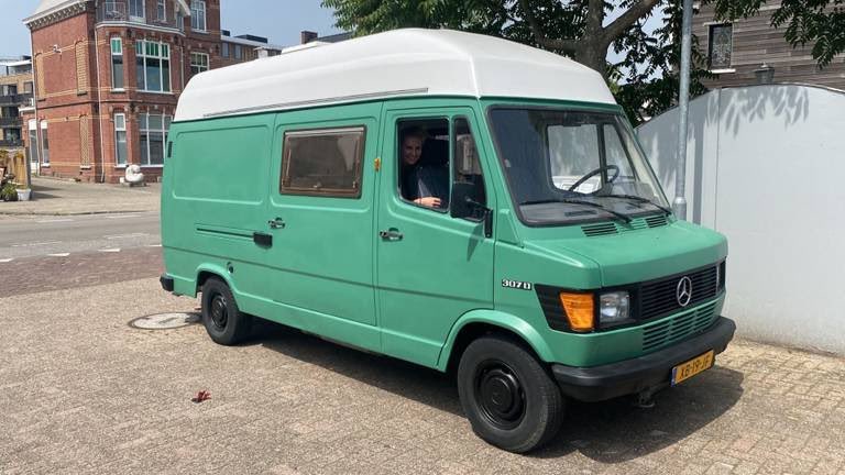 gerestaureerde groene Oldtimer camper, Mercedes 307D voorzien van kenteken XB-19-JF, in de nacht van vrijdag 8 op zaterdag 9 juli in Tilburg gestolen. Help om deze te vinden en RETWEET