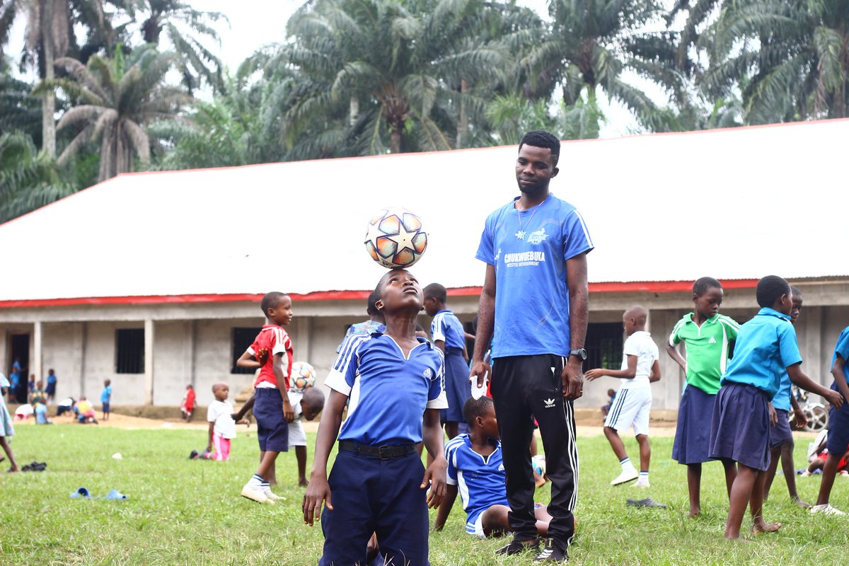ChukwuebukaFEnt's tweet photo. WEEK 52 #CSFFTP
Pictures from week 52 of the Chukwuebuka School Freestyle Football Training Program #CSFFTP22 at Excellent Int'l College on 8th July, 2022 with our founder @ChukwuebukaEZ
#ChukwuebukaFreestyle #ChukwuebukaEzugha #ChukwuebukaAcademy #Football @Heirs_Holdings
1/4 https://t.co/rUCwc7zOBe
