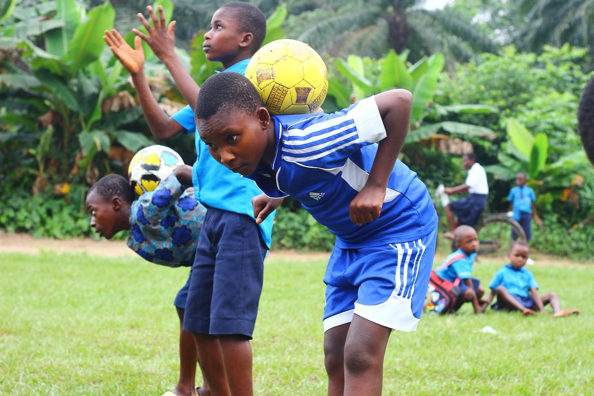 ChukwuebukaFEnt's tweet photo. WEEK 52 #CSFFTP
Pictures from week 52 of the Chukwuebuka School Freestyle Football Training Program #CSFFTP22 at Excellent Int'l College on 8th July, 2022 with our founder @ChukwuebukaEZ
#ChukwuebukaFreestyle #ChukwuebukaEzugha #ChukwuebukaAcademy #Football @Heirs_Holdings
1/4 https://t.co/rUCwc7zOBe