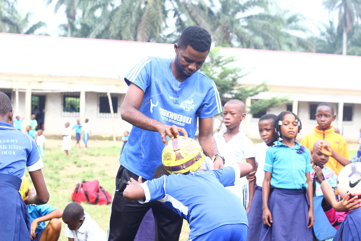 ChukwuebukaFEnt's tweet photo. WEEK 52 #CSFFTP
Pictures from week 52 of the Chukwuebuka School Freestyle Football Training Program #CSFFTP22 at Excellent Int'l College on 8th July, 2022 with our founder @ChukwuebukaEZ
#ChukwuebukaFreestyle #ChukwuebukaEzugha #ChukwuebukaAcademy #Football @Heirs_Holdings
1/4 https://t.co/rUCwc7zOBe