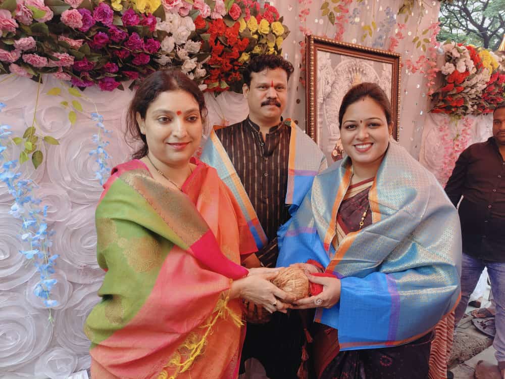 dhadve_rupali's tweet photo. विठ्ठल रुक्मिणी सेवा प्रतिष्ठान च्या माध्यमातून गेली 35 वर्ष आषाढी एकादशी निमित्त पंढरपूर यात्रा दर्शन सोहळा कार्यक्रमास उपस्थित राहून शुभेच्���ा दिल्या🙏 संस्थापक अध्यक्ष मोहन आप्प��� वणवे भूषण वणवे,निखिल वणवे व सर्व सभासद यावेळी उपस्थित होते त्यांच्या सेवेचे मनापासून अभिनंदन https://t.co/WJTGz6lFTO