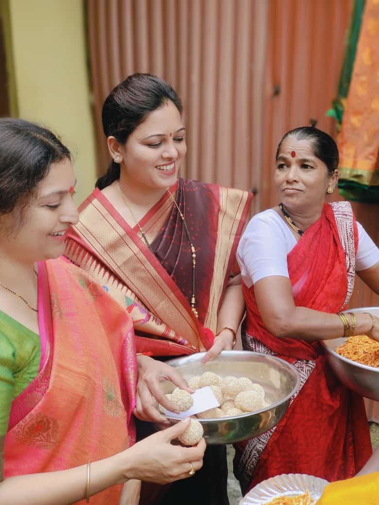 dhadve_rupali's tweet photo. विठ्ठल रुक्मिणी सेवा प्रतिष्ठान च्या माध्यमातून गेली 35 वर्ष आषाढी एकादशी निमित्त पंढरपूर यात्रा दर्शन सोहळा कार्यक्रमास उपस्थित राहून शुभेच्���ा दिल्या🙏 संस्थापक अध्यक्ष मोहन आप्प��� वणवे भूषण वणवे,निखिल वणवे व सर्व सभासद यावेळी उपस्थित होते त्यांच्या सेवेचे मनापासून अभिनंदन https://t.co/WJTGz6lFTO