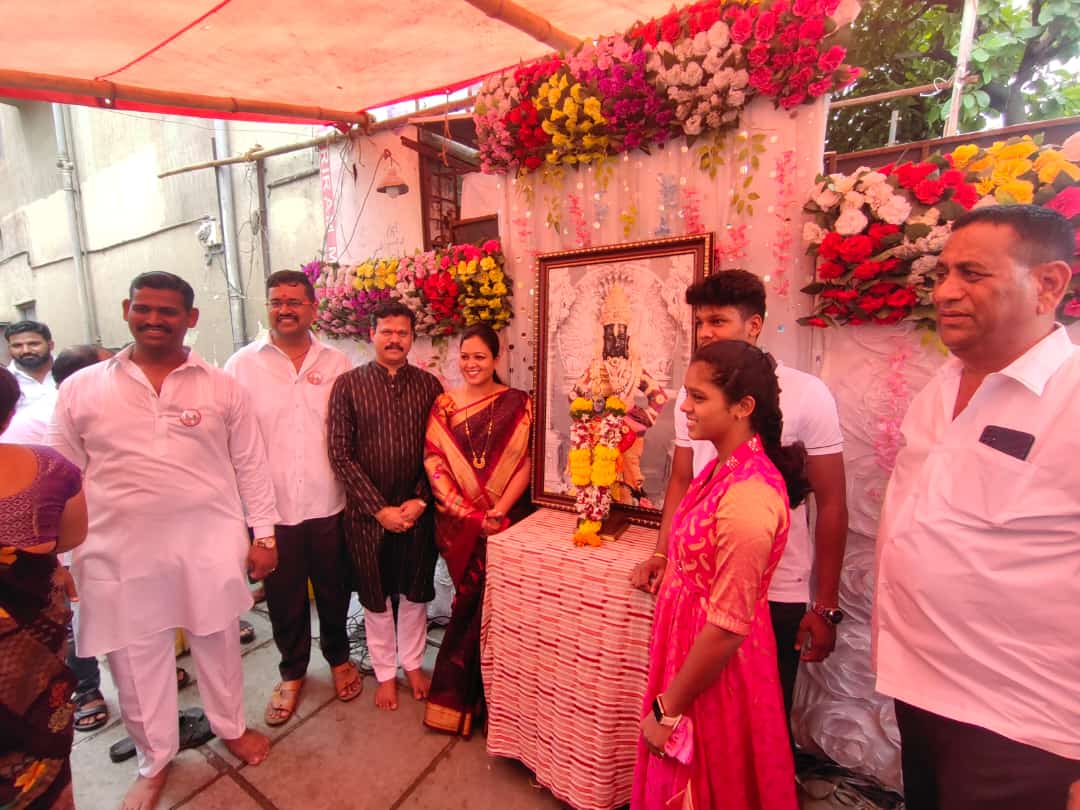 dhadve_rupali's tweet photo. विठ्ठल रुक्मिणी सेवा प्रतिष्ठान च्या माध्यमातून गेली 35 वर्ष आषाढी एकादशी निमित्त पंढरपूर यात्रा दर्शन सोहळा कार्यक्रमास उपस्थित राहून शुभेच्���ा दिल्या🙏 संस्थापक अध्यक्ष मोहन आप्प��� वणवे भूषण वणवे,निखिल वणवे व सर्व सभासद यावेळी उपस्थित होते त्यांच्या सेवेचे मनापासून अभिनंदन https://t.co/WJTGz6lFTO