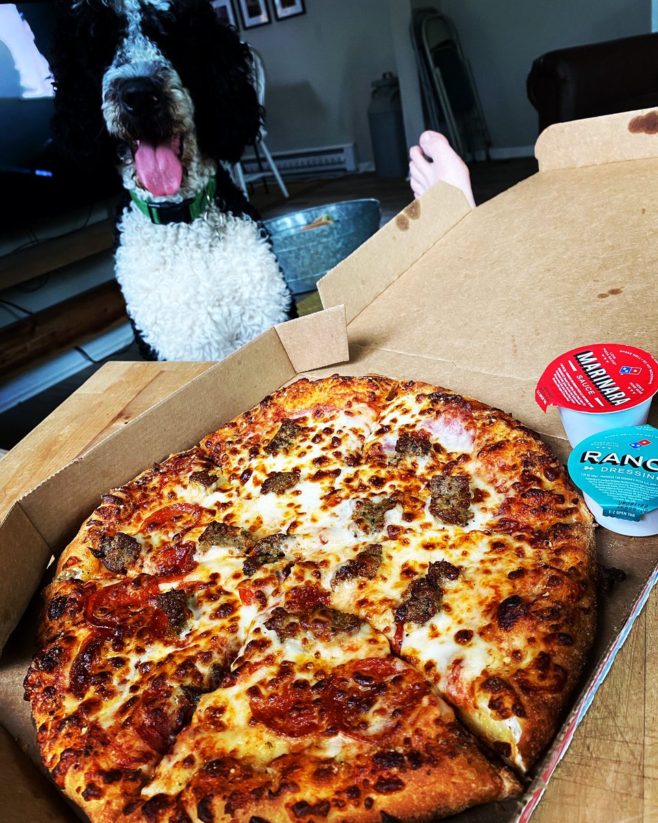 scanlon180's tweet photo. Always watching #pizzacrusts https://t.co/EPy2yLwPCX