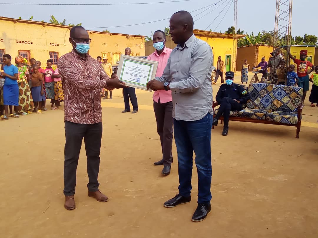 None kuwa 10.07.2022 abaturage ba Akagali ka Rubona/ Rukumbeli, bashimiwe n'ubuyobozi bw'Akarere ka Ngoma kuba barabaye indashyikirwa mukwesa imihigo.
FED Mapambano niwe wari umushitsi mukuru.
<a href="/RwandaEast/">𝐄𝐚𝐬𝐭𝐞𝐫𝐧 𝐏𝐫𝐨𝐯𝐢𝐧𝐜𝐞 | 𝐑𝐰𝐚𝐧𝐝𝐚</a> 
<a href="/NgomaDistrict/">Ngoma District</a>