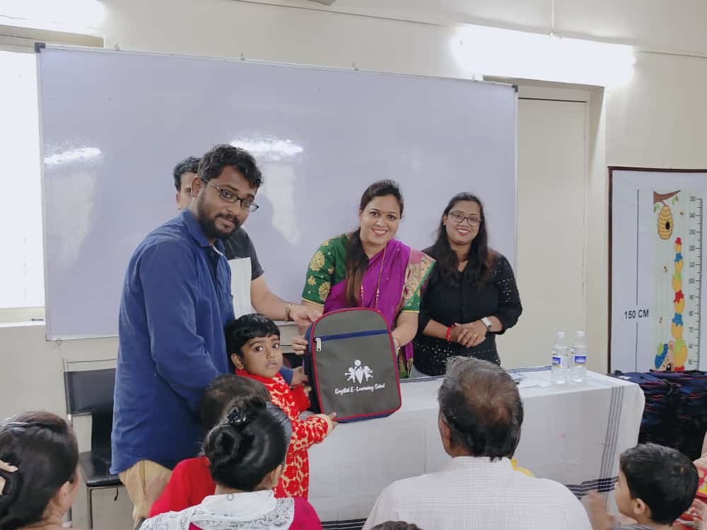 dhadve_rupali's tweet photo. Crystal E learning school नवीन चालू वर्ष शा���ेय साहित्य किट वाटप माझ्या हस्ते करण्यात आले. त्यावेळी school च्या मुख्याध्यापक प्राजक्ता दरेकर मॅडम,अनिल मोरे सर सर्व शिक्षक, पालक ,विद्यार्थी उपस्थित होते🙏 https://t.co/NfelD8KoWk