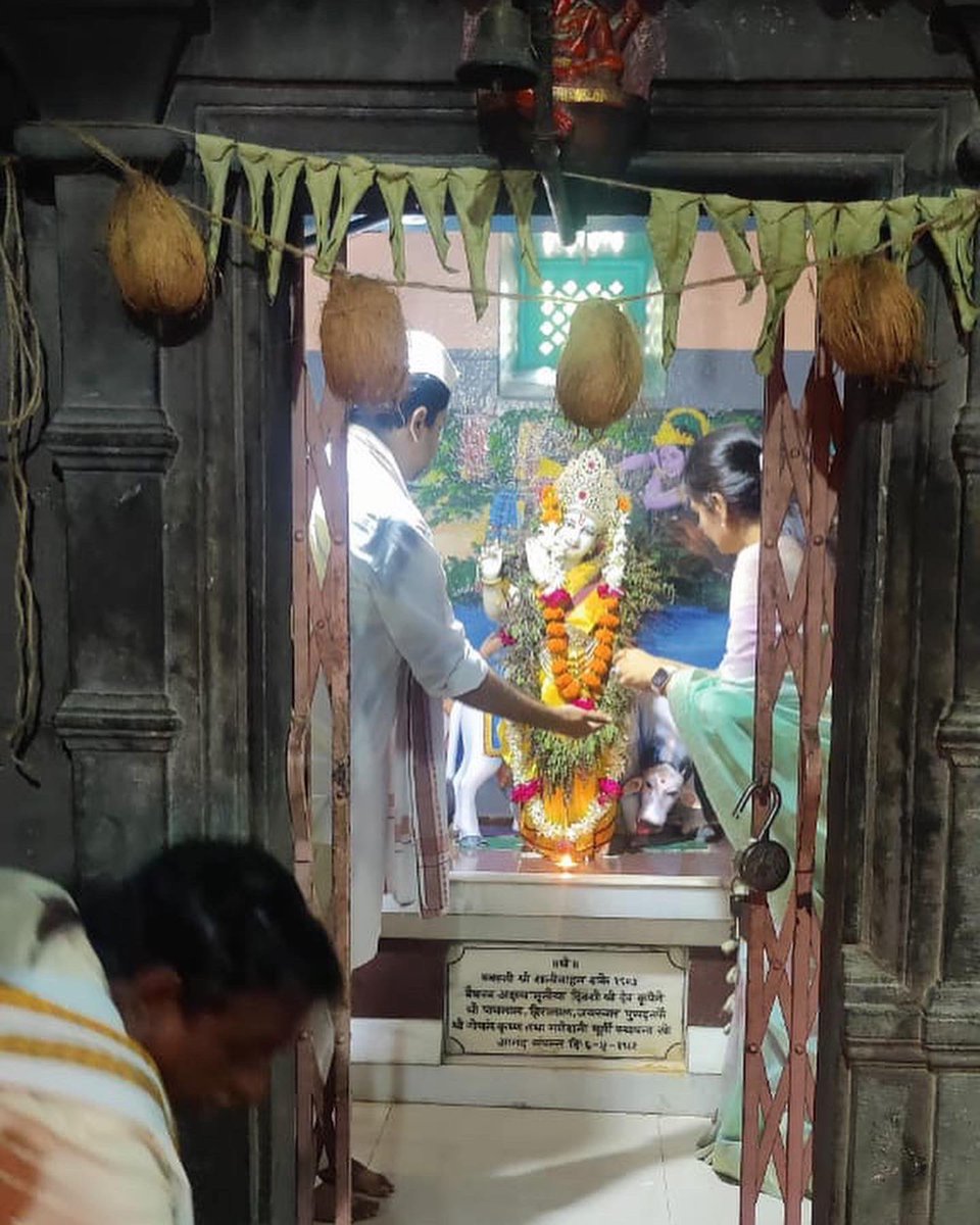 naikindranil's tweet photo. आज आषाढी एकादशीच्या निमित्ताने कारला देव येथे सहपत्निक देवाचे दर्शन घेतले,भक्तांच्या भेटीने वेगळीच प्रसन्नता जाणवत होती. वर टेकडीवर कृष्णमंदिरात टाळ मृदंगाच्या नादात बराच वेळ मंदिरात भक्तासह घालविला, पालखीत सामील होऊन मंदिर प्रदक्षिणा घातली. #विठूमाऊली #indranilnaik #pusad https://t.co/NwUUEnAiIR